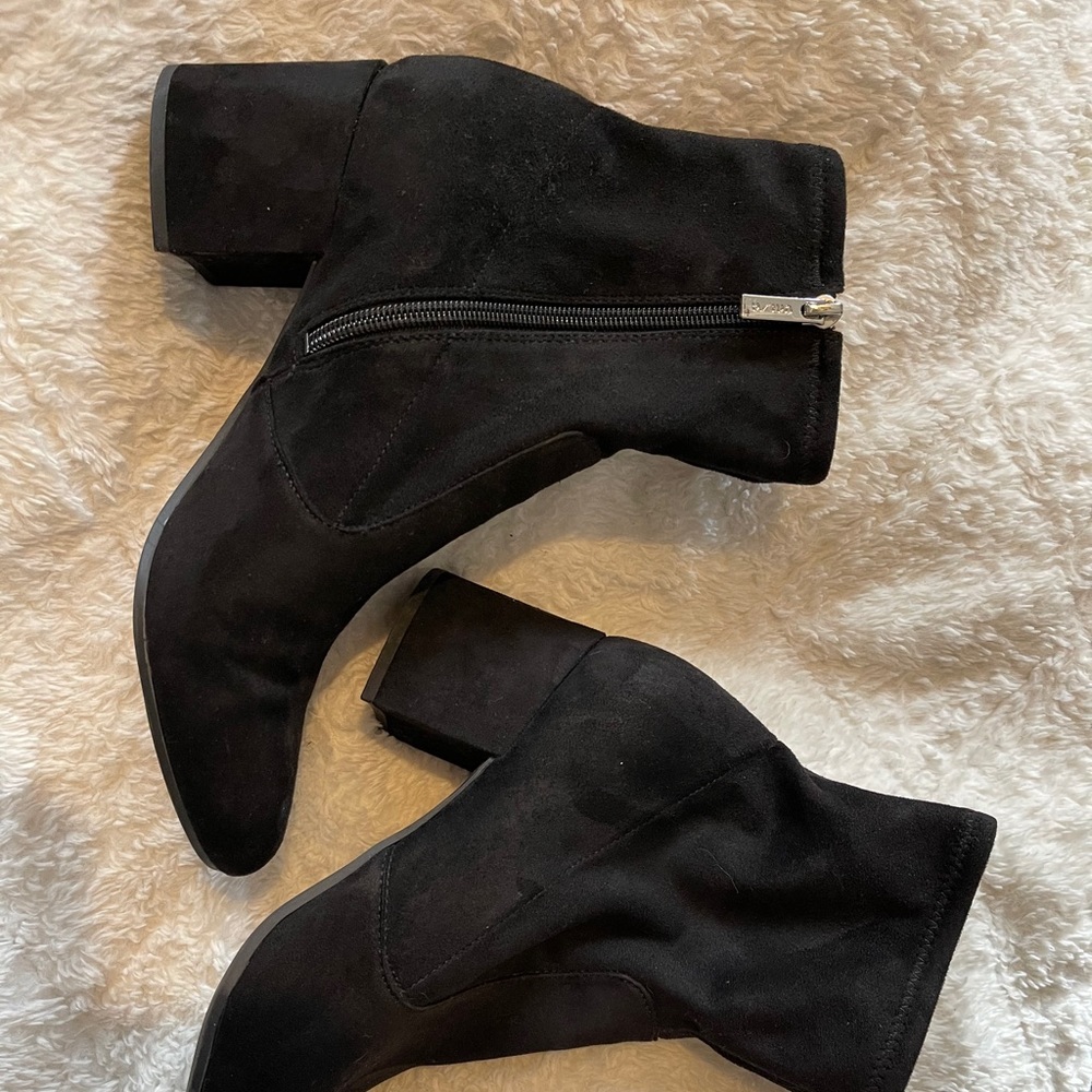 Block heel. Zip up suede boots